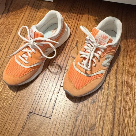 New Balance Women's 997H Shoes - Picture 2 of 7